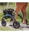 L'aide à la mobilité Saljol, avec ses roues de 25 cm, est parfaite sur les chemins de terre.