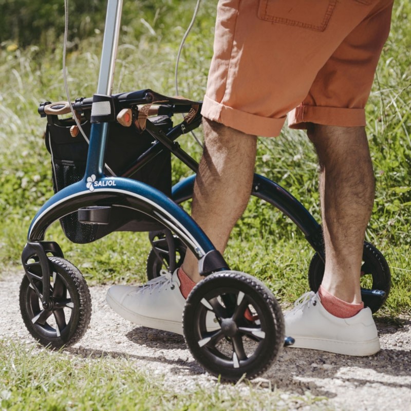 L'aide à la mobilité Saljol, avec ses roues de 25 cm, est parfaite sur les chemins de terre.