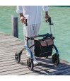 Un senior se promène sur un ponton en bois avec son déambulateur extérieur premium Saljol.
