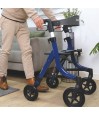 Un senior marchant en toute sécurité, bien soutenu par le déambulateur à 4 roues Neo Light.