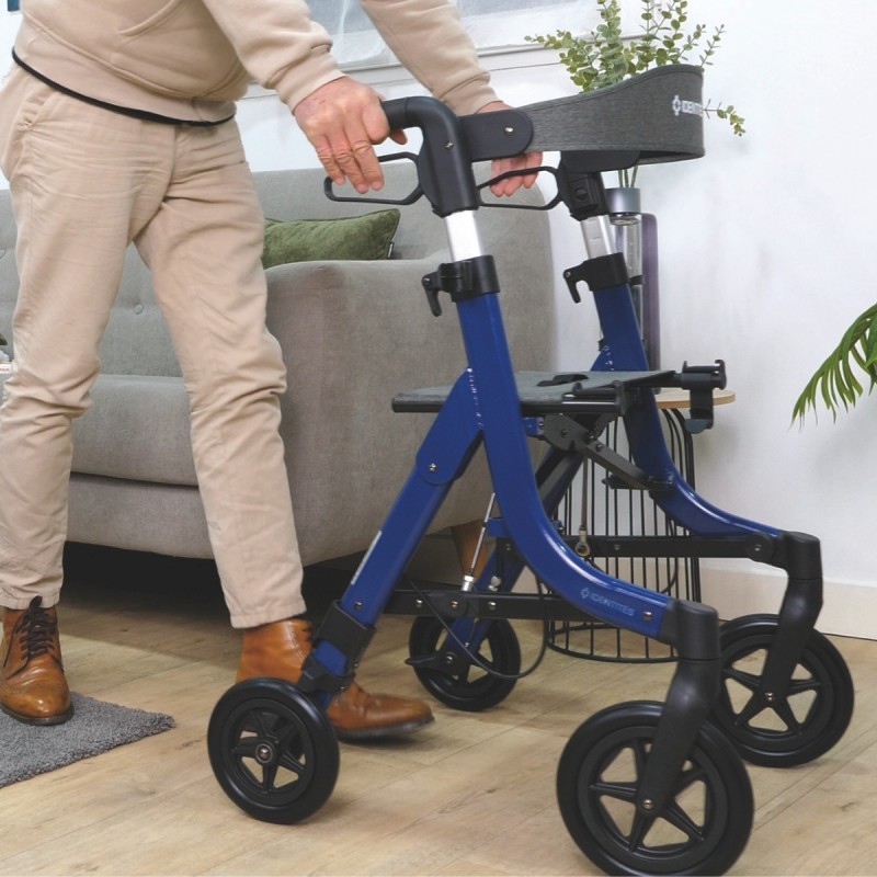 Un senior marchant en toute sécurité, bien soutenu par le déambulateur à 4 roues Neo Light.