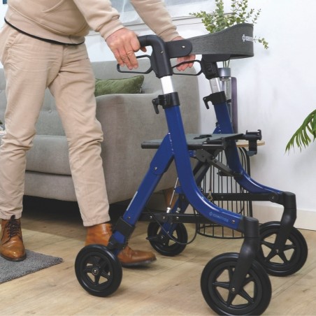 Un senior marchant en toute sécurité, bien soutenu par le déambulateur à 4 roues Neo Light.