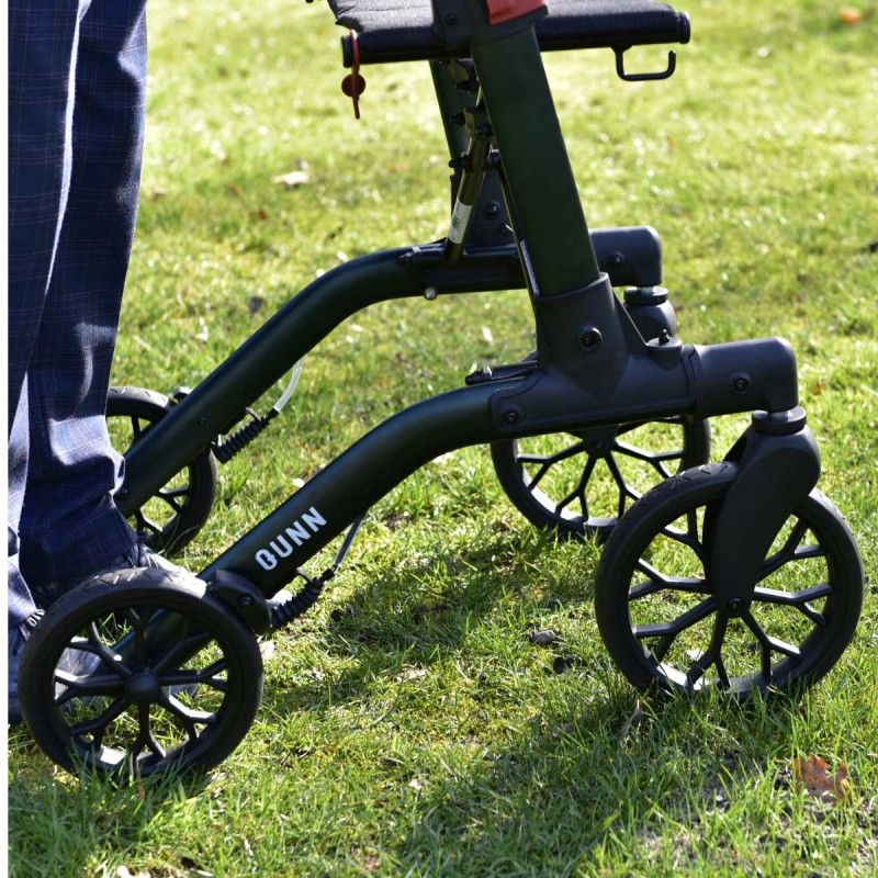 Détail des 4 roues à pneus souples du déambulateur Brooklyn vert, parfaites pour l'extérieur.
