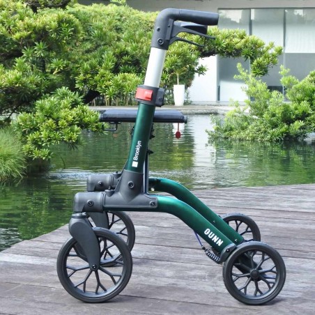 Déambulateur Brooklyn vert sur un ponton de lac, idéal pour des balades sereines en extérieur.