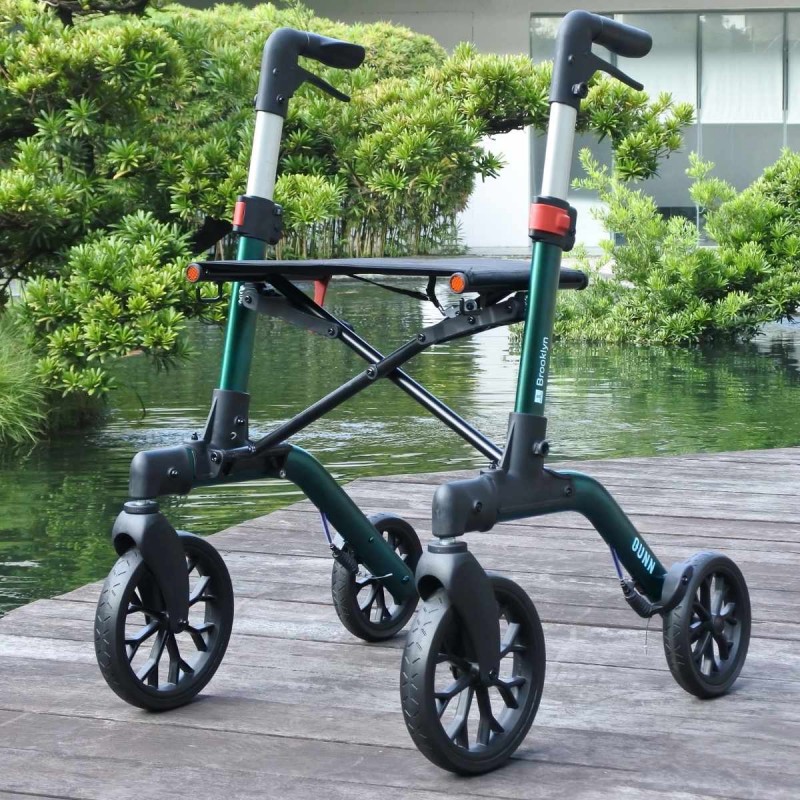 Déambulateur pliable Brooklyn vert face au lac, votre allié élégant pour les sorties nature.