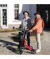 Senior se promenant en extérieur avec le déambulateur Brooklyn rouge Quun, maniable et léger.
