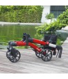 Deambulateur Brooklyn de Mobio, rouge, en position pliée, parfait pour un rangement ultra-pratique dans les petits espaces.