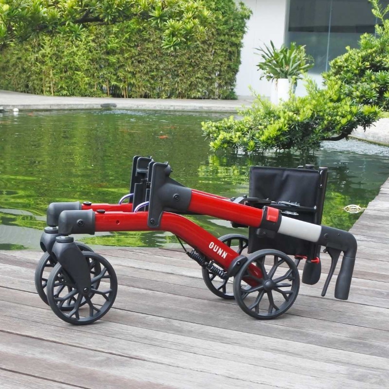 Deambulateur Brooklyn de Mobio, rouge, en position pliée, parfait pour un rangement ultra-pratique dans les petits espaces.