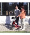 Aide à la marche sécurisée : senior utilisant le déambulateur en aluminium Brooklyn rouge Quun.