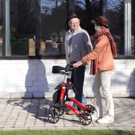 Aide à la marche sécurisée : senior utilisant le déambulateur en aluminium Brooklyn rouge Quun.