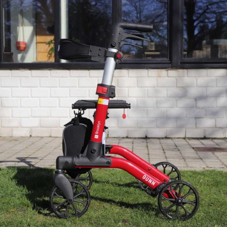 Déplacement autonome avec le rollator Brooklyn rouge Quun, un choix abordable et très pratique.