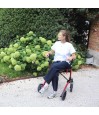 Assise confortable du déambulateur Quun Brooklyn rouge, solide et résistant jusqu'à 136 kg.