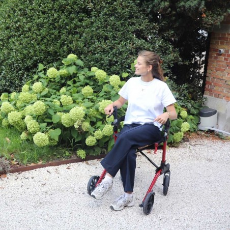 Assise confortable du déambulateur Quun Brooklyn rouge, solide et résistant jusqu'à 136 kg.