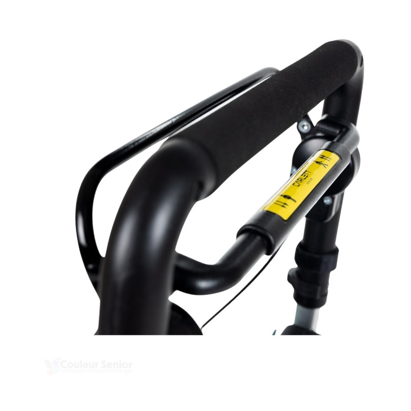 Guidon ergonomique réglable en hauteur, offrant une prise en main très sûre en extérieur.