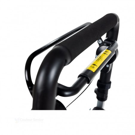 Guidon ergonomique réglable en hauteur, offrant une prise en main très sûre en extérieur.