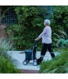 Senior utilisant le déambulateur Lett800 en extérieur : maintien parfait et aide à la mobilité.
