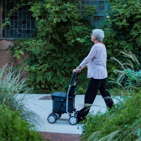 Senior utilisant le déambulateur Lett800 en extérieur : maintien parfait et aide à la mobilité.