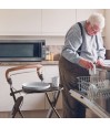 Senior utilisant le déambulateur Lets Dream pour faciliter la marche à l'intérieur de sa maison.
