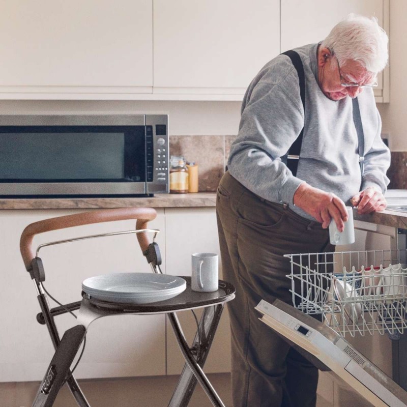 Senior utilisant le déambulateur Lets Dream pour faciliter la marche à l'intérieur de sa maison.