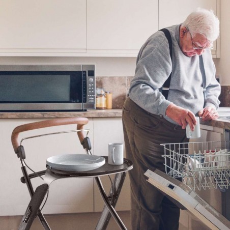 Senior utilisant le déambulateur Lets Dream pour faciliter la marche à l'intérieur de sa maison.