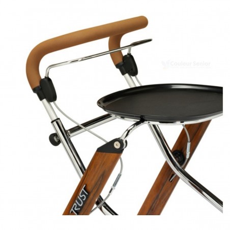 Plateau supérieur pratique de ce déambulateur d'intérieur pour transporter les repas seuls.