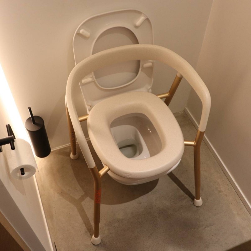 Chaise de toilette Let's Help Me avec accoudoirs sûrs et réglables en hauteur, au design très élégant.