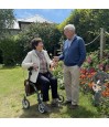 Se reposer sur le siège élégant du rollator Trive. Remboursement sécurité sociale.