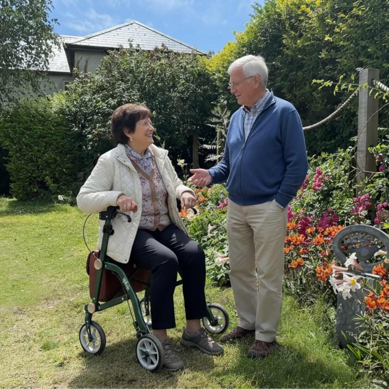 Se reposer sur le siège élégant du rollator Trive. Remboursement sécurité sociale.