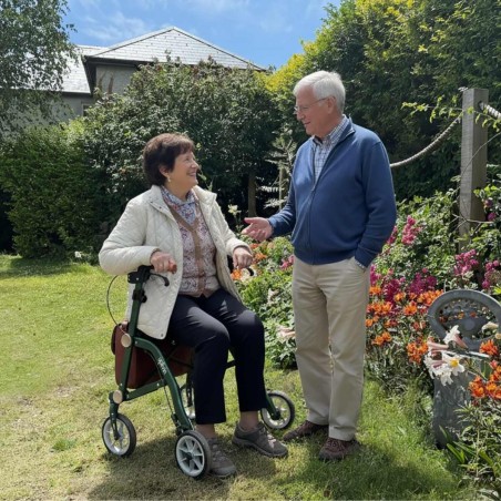 Se reposer sur le siège élégant du rollator Trive. Remboursement sécurité sociale.