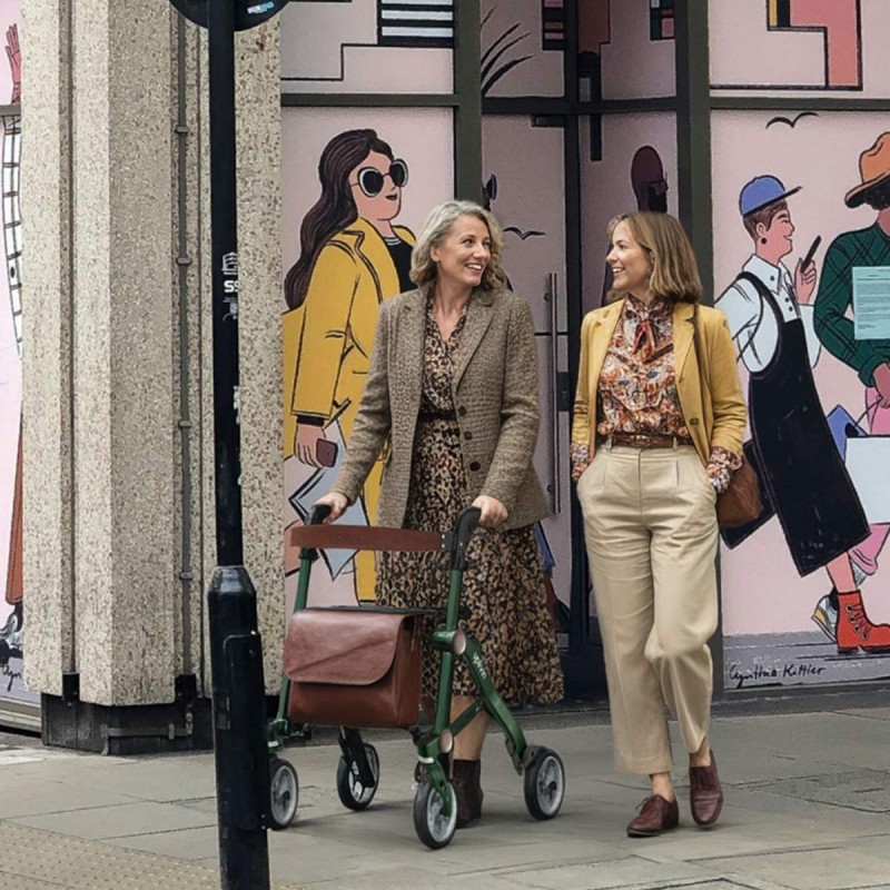 Promenade en ville avec le déambulateur Trive léger. Remboursé sécurité sociale.