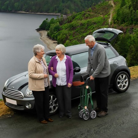 Voyager avec le rollator ultra-compact Trive Uplivin. Idéal pour les petites voitures. Remboursé sécurité sociale.