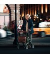 Femme marchant avec le rollator design anglais Trive. Éligible remboursement sécu.