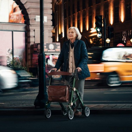 Femme marchant avec le rollator design anglais Trive. Éligible remboursement sécu.