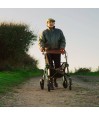Senior marche sur les pavés avec le Trive All Terrain. Remboursé sécurité sociale.
