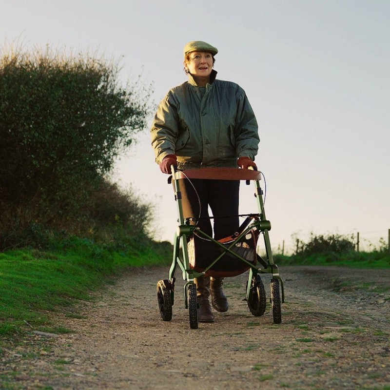 Senior marche sur les pavés avec le Trive All Terrain. Remboursé sécurité sociale.