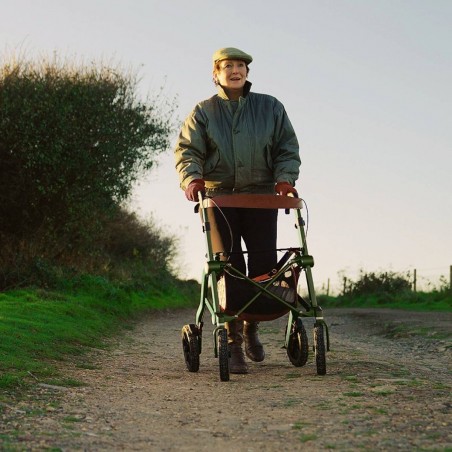 Senior marche sur les pavés avec le Trive All Terrain. Remboursé sécurité sociale.