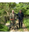 Promenade en forêt avec le rollator Trive All Terrain. Éligible au remboursement Sécu.