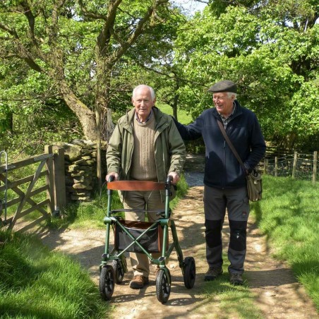 Promenade en forêt avec le rollator Trive All Terrain. Éligible au remboursement Sécu.
