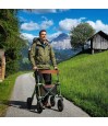 Homme actif profitant du grand air avec le rollator Trive. Éligible au remboursement Sécu.