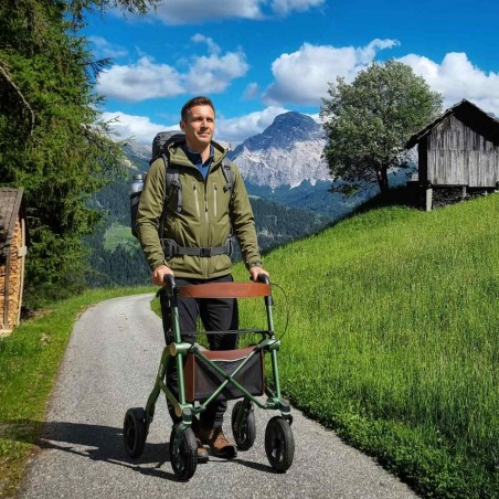 Homme actif profitant du grand air avec le rollator Trive. Éligible au remboursement Sécu.