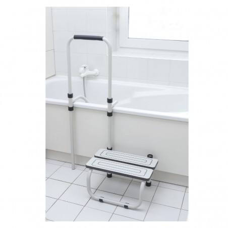 Sortie de bain avec marchepied en teck et barre d'appui pour senior et PMR baignoire