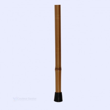 Fixation de l'embout à la tige en bambou de cette canne de marche écologique pour seniors.