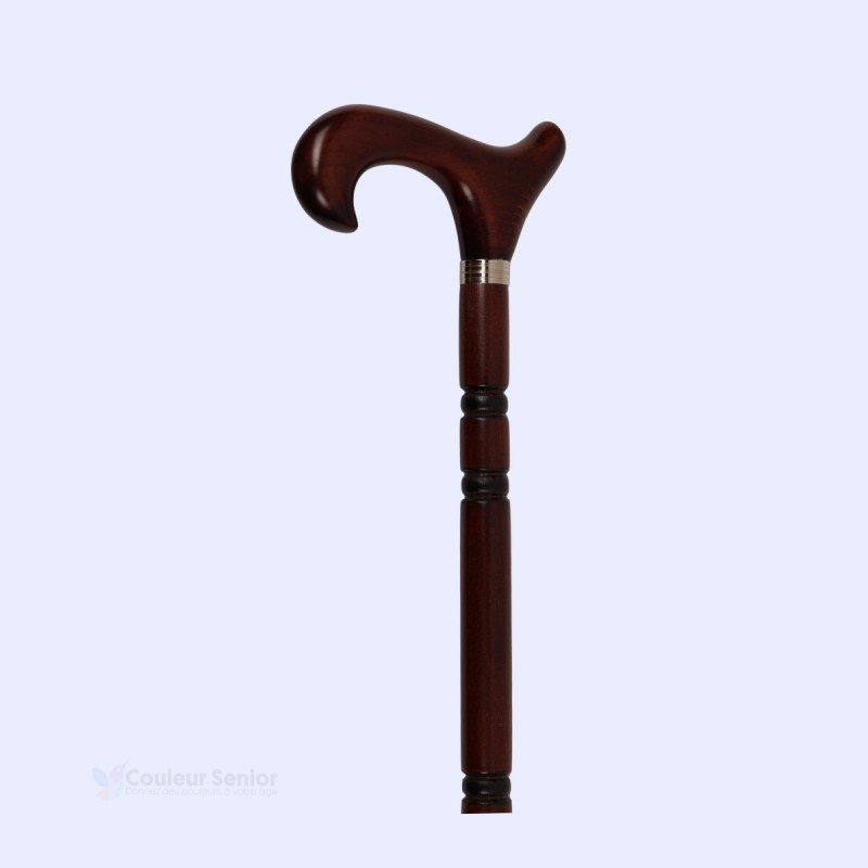 Vue à 45 degrés de la canne de mache marron foncé sculptée, une aide à la marche fabriquée en Europe.