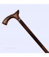 Poignée Derby ergonomique sur canne de marche senior en bois d’aspect chêne, de qualité supérieure.