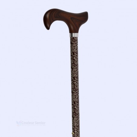 Jolie poignée Derby en bois sur cette canne de marche marron pour femme. Un appui sobre et élégant. Éligible au remboursement.