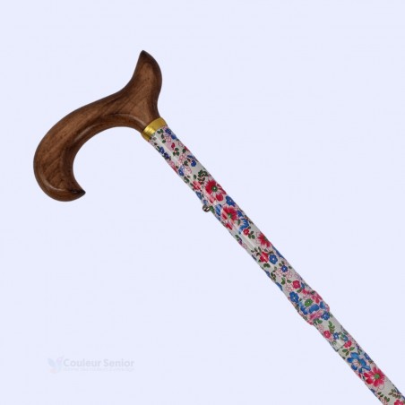 Vue diagonale : canne de marche femme romantique en aluminium, poignée Derby en bois flammé artisanal.