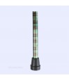 Embout de caoutchouc antidérapant sur canne de marche verte motif tartan écossais. Produit de qualité de pharmacie.