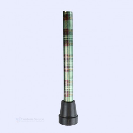 Embout de caoutchouc antidérapant sur canne de marche verte motif tartan écossais. Produit de qualité de pharmacie.