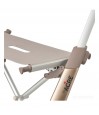 Gros plan poignées ergonomiques beige et siège  du déambulateur Carbon Ultralight ACRE or champagne