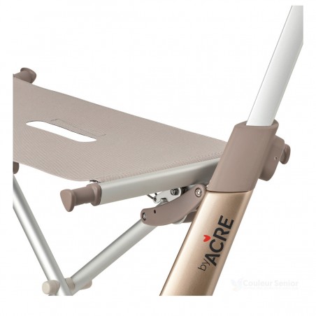 Gros plan poignées ergonomiques beige et siège  du déambulateur Carbon Ultralight ACRE or champagne